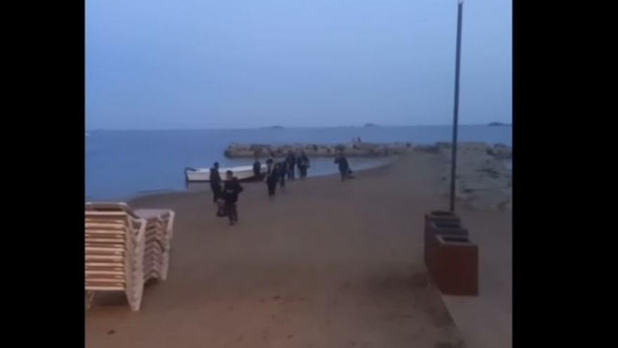 Desembarca en una céntrica playa de Ibiza una patera con migrantes