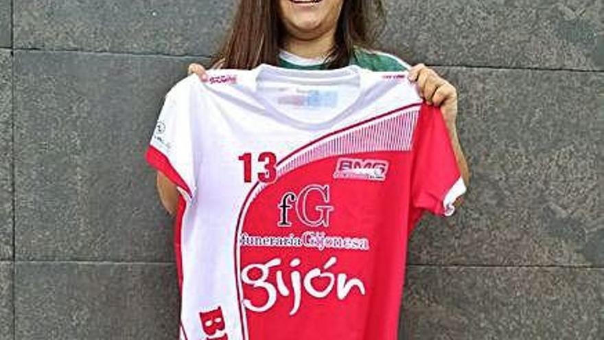 Alba, con la camiseta del Balonmano Gijón.