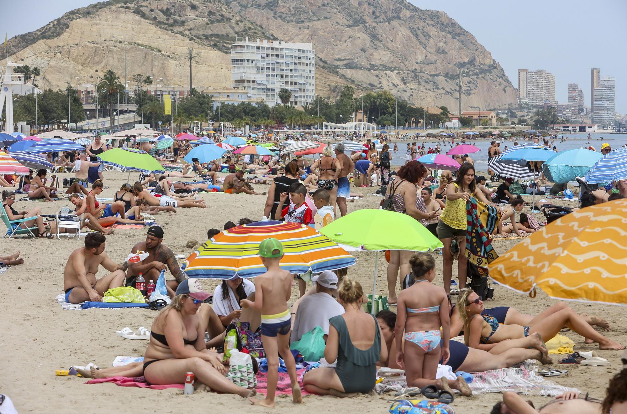 La playa del Postiguet se llena de bañistas