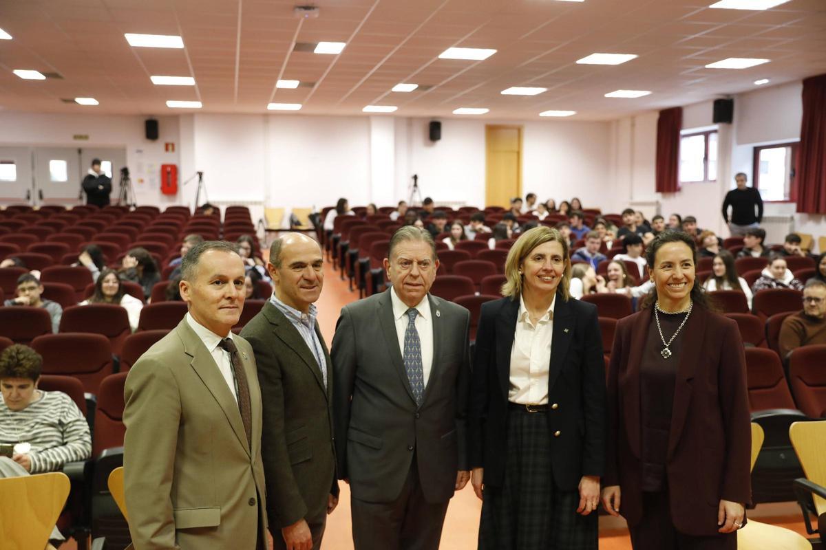 Alfredo Canteli,en el centro, esta mañana durante la presentación de las charlas de la AEFAS en el IES La Ería.