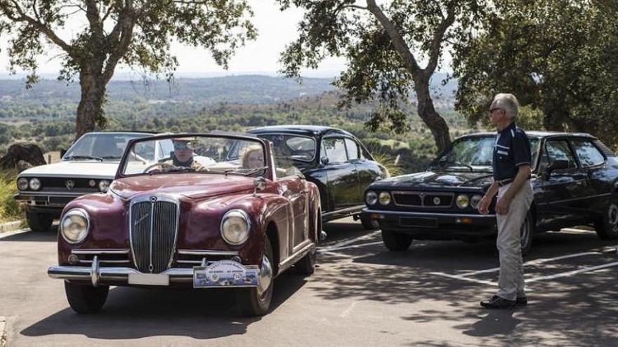 Diversos vehicles amb participants del Lancia Club de França.