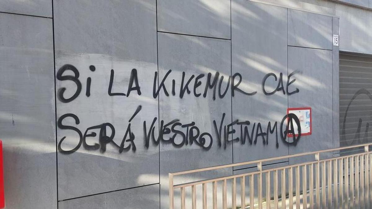 Una de las pintadas aparecidas en Zaragoza contra el desalojo de la antigua cárcel de Torrero.