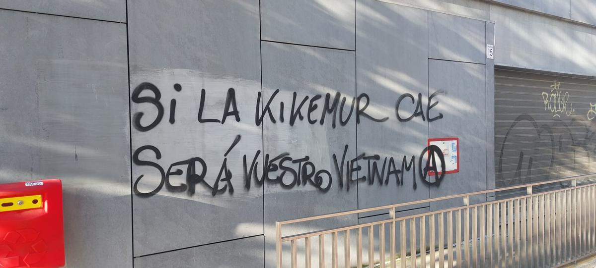 Una de las pintadas aparecidas en Zaragoza contra el desalojo de la antigua cárcel de Torrero.