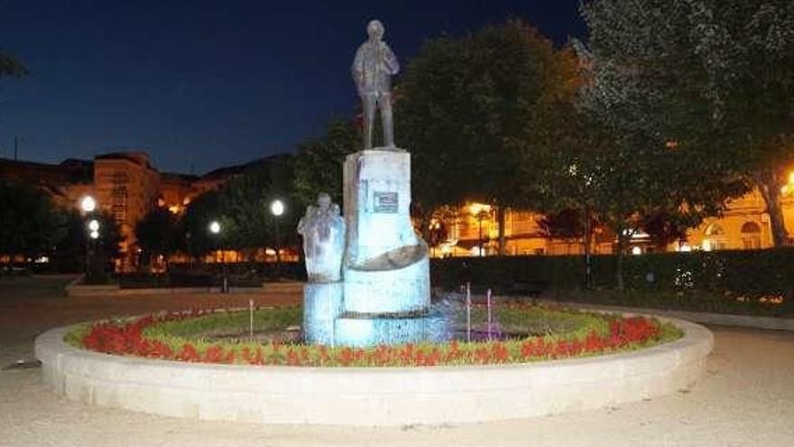 La estatua de Castelao lucirá rodeada de chorros y luces de colores.