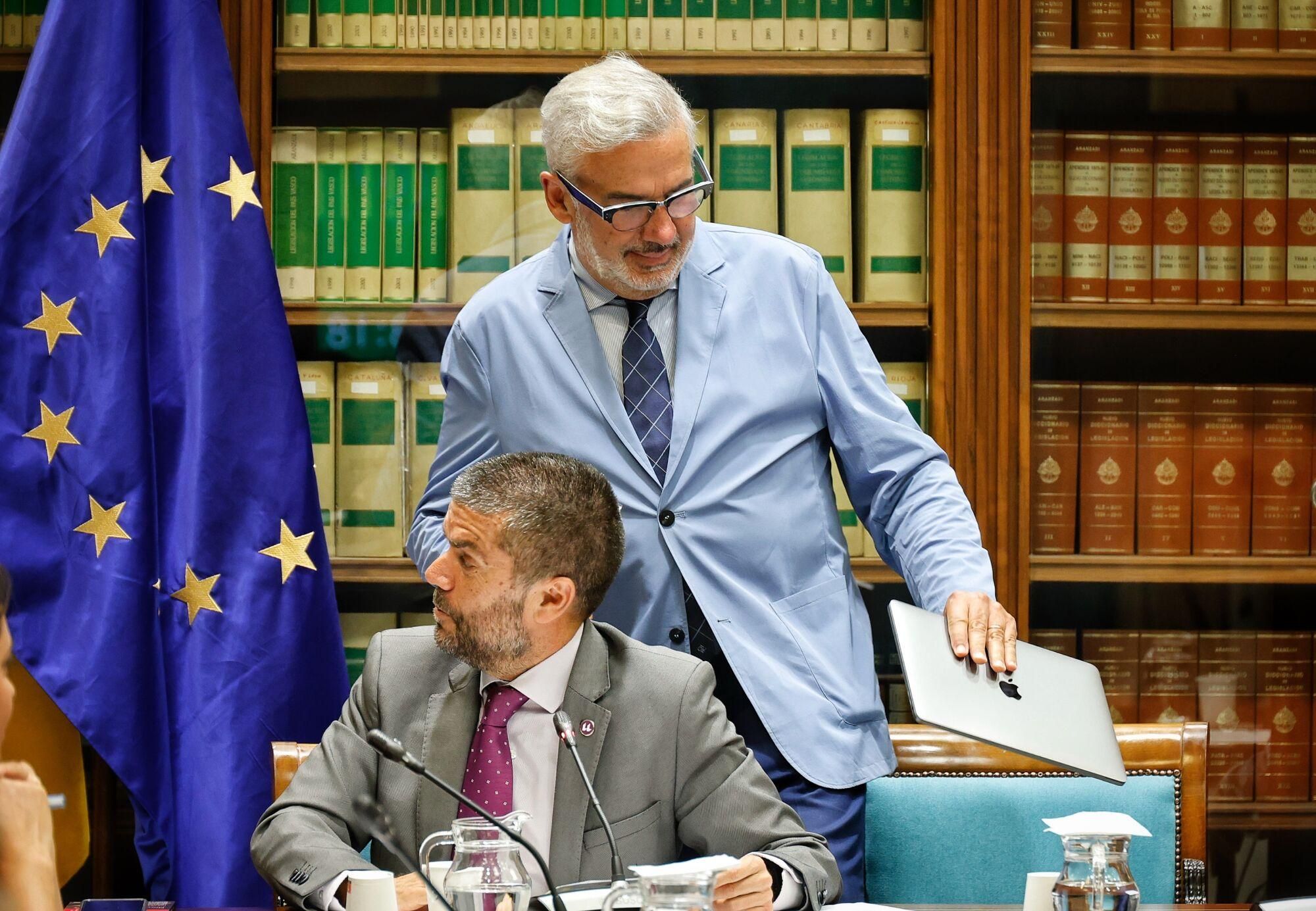 Los rectores canarios comparecen en el Parlamento regional para valorar la ley de ciencia.