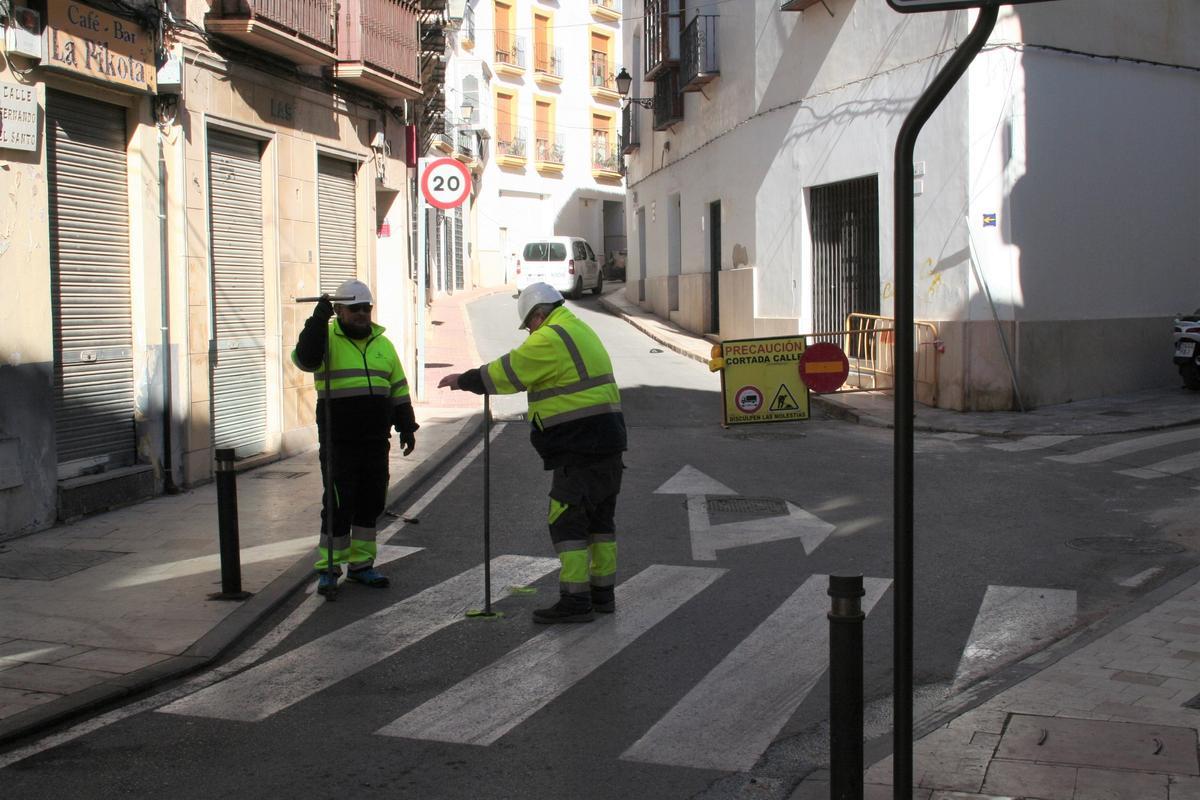 Dos técnicos realizando catas en la confluencia entre Selgas, Granero, Fernando el Santo y Pío XII.