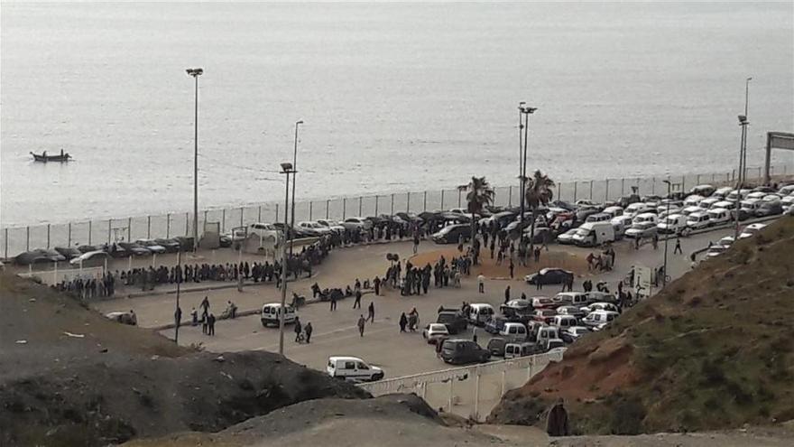 200 personas intentan entrar a la carrera por la frontera de Ceuta