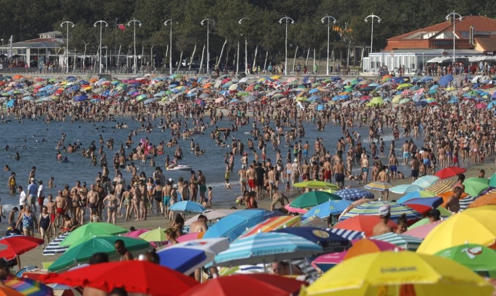 En O Vao y Samil no entra un solo alfiler: las playas de Vigo, abarrotadas