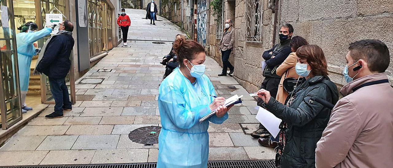 Colas ayer frente a la clínica Gaias para realizar las pruebas de COVID. |   // MARTA G. BREA