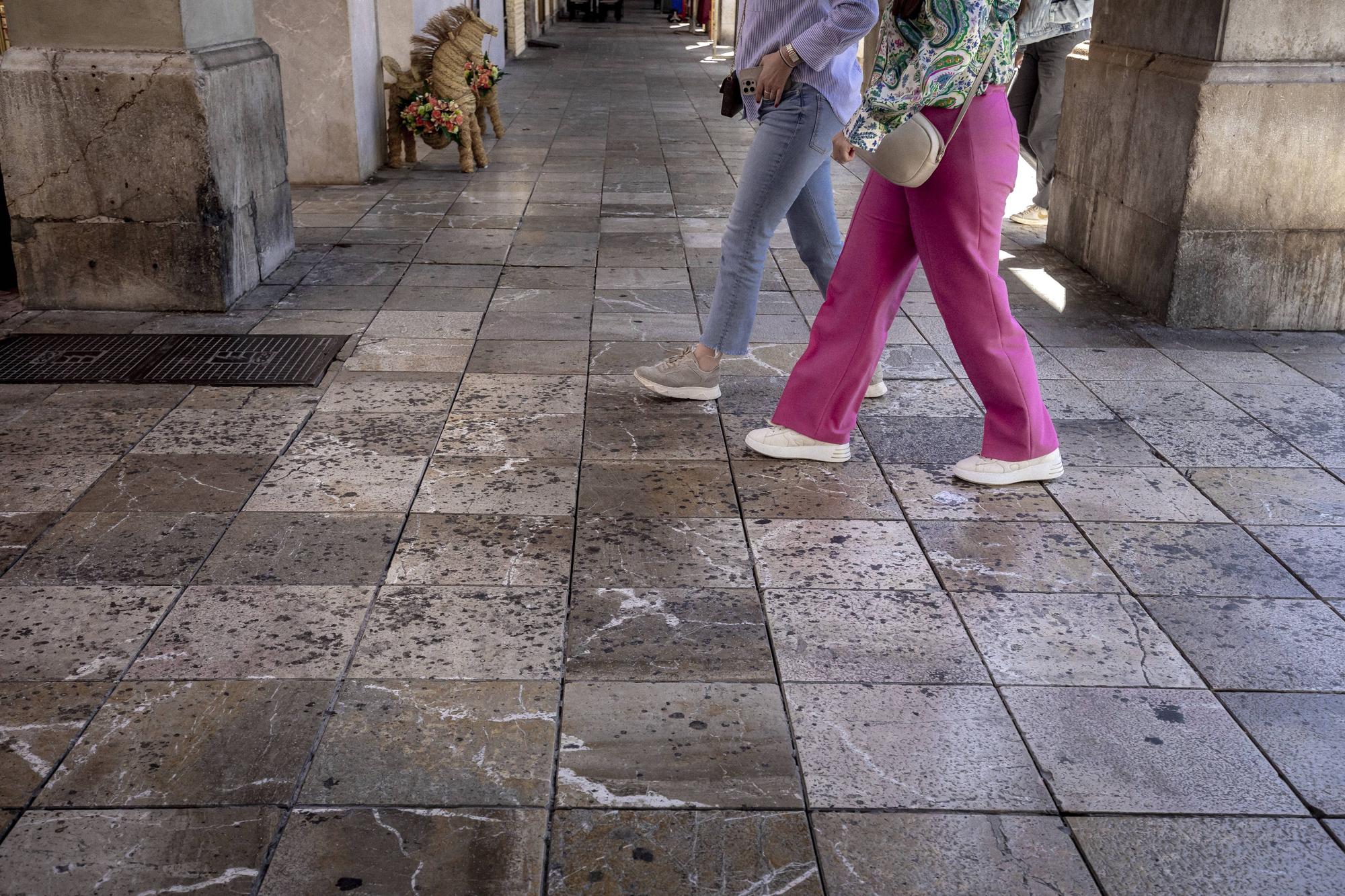 Restos de cera en el suelo de las calles del centro de Palma tras el paso de las procesiones de Semana Santa