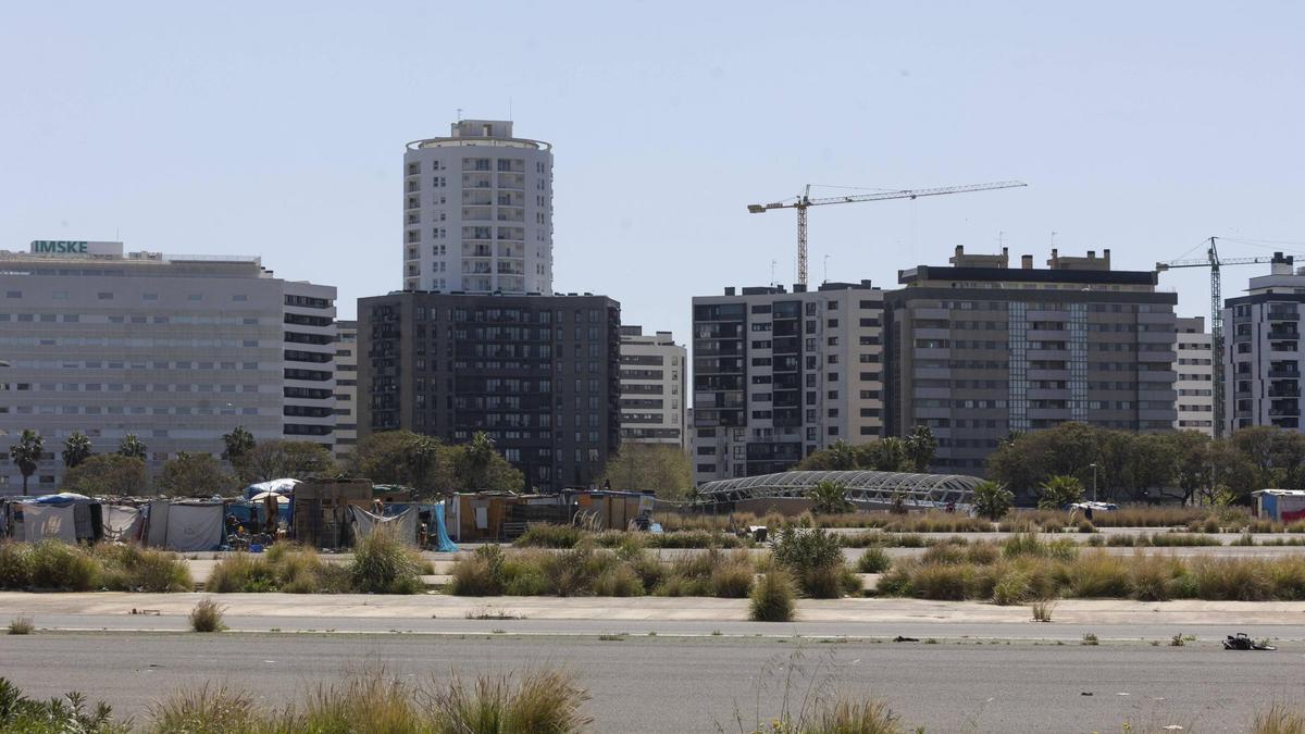 Chabolas junto a viviendas recién construidas en el PAI de Moreras.