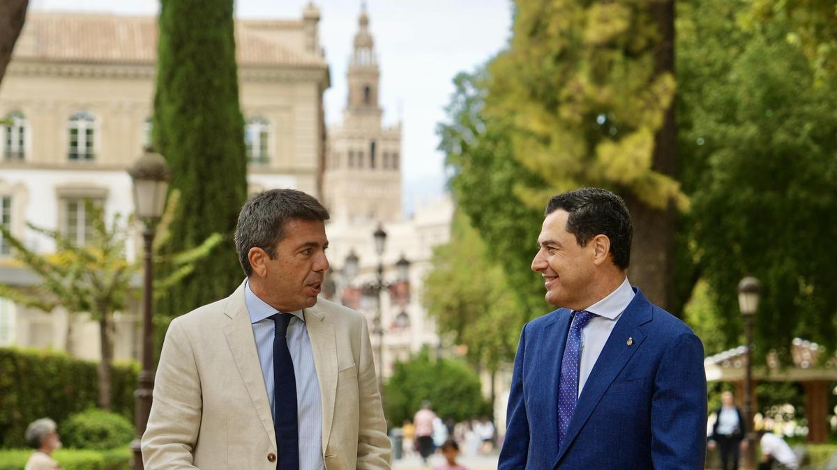 Juan Manuel Moreno, presidente de la Junta de Andalucía, y Carlos Mazón, presidente de la Generalitat Valenciana, en los hadines de