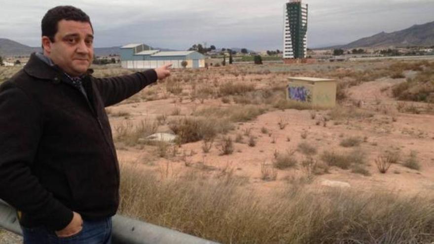 El concejal Tornero Carpena señala los terrenos elegidos.