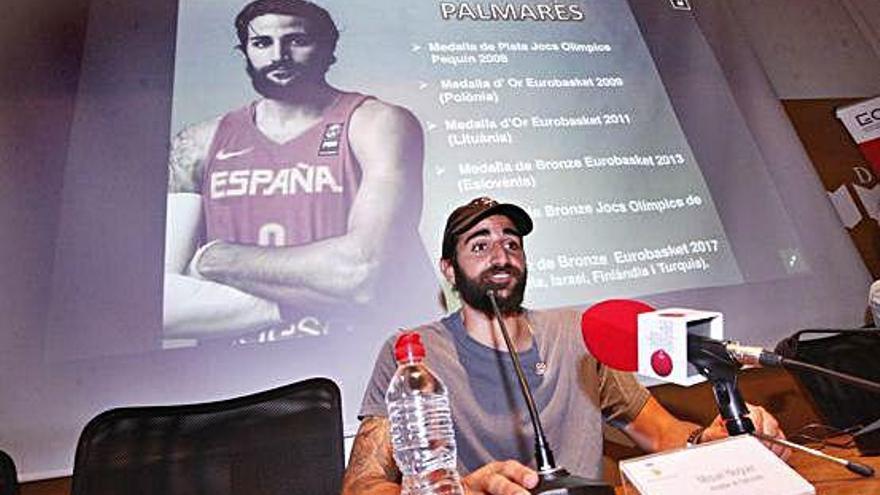 Ricky Rubio durant la seva exposició al Museu Darder de Banyoles.