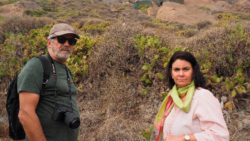 Julio Cuenca y Nona Perera, durante la visita a los yacimientos.