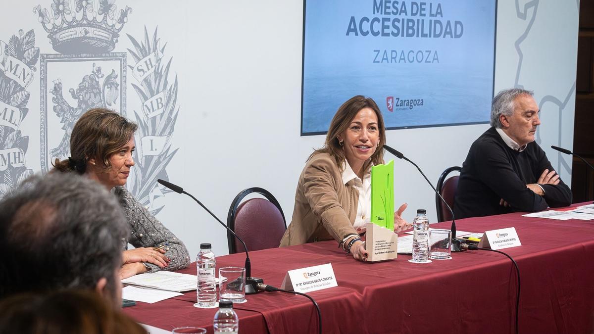 Natalia Chueca ha presidido la primera reunión de la mesa junto a la concejala de Políticas Sociales, Marián Orós.