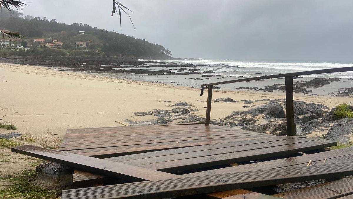 Uno de los accesos a la playa de Patos que también quedó destrozado