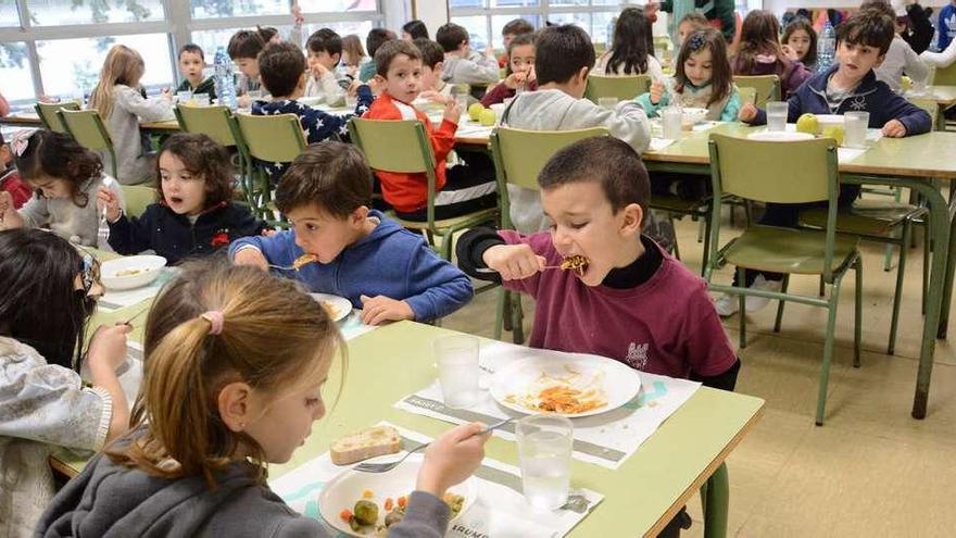 Escolares en el comedor del Colegio de Campolongo, en el que también ha aumentado la demanda. // Gustavo Santos