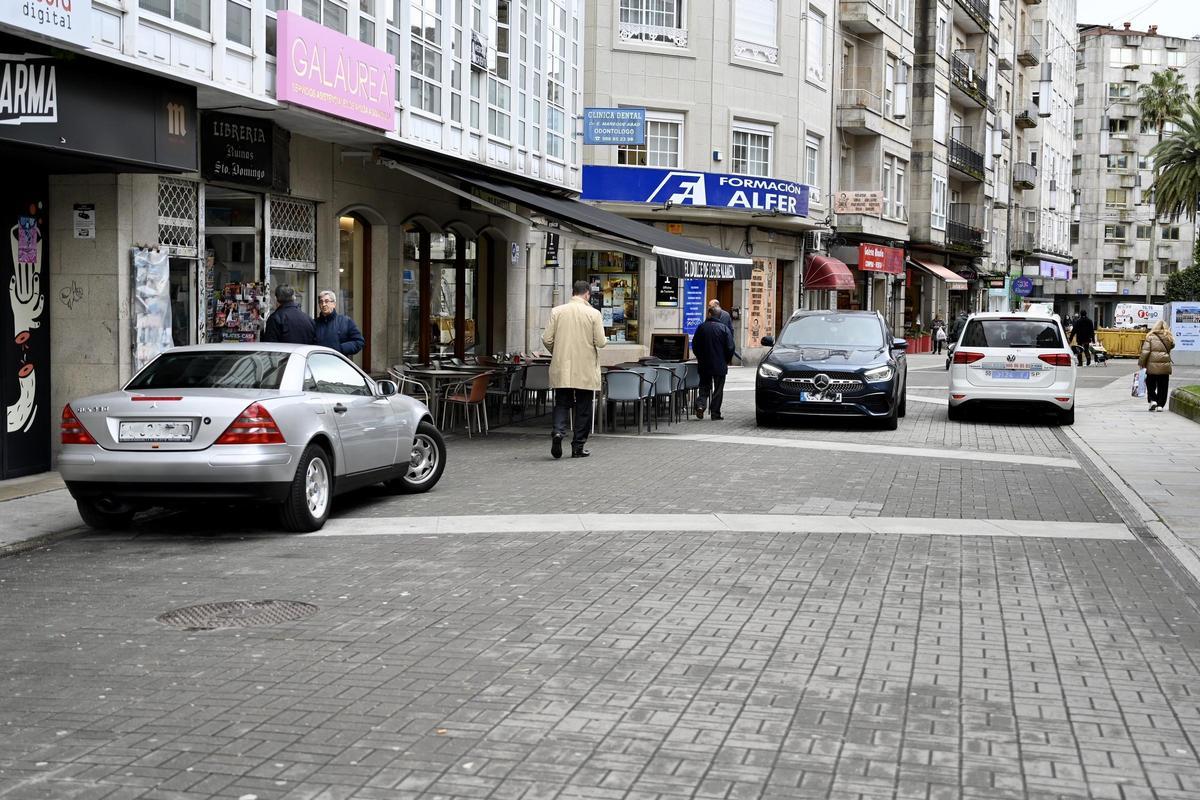 Varios coches transitan por la zona peatonal de Riestra