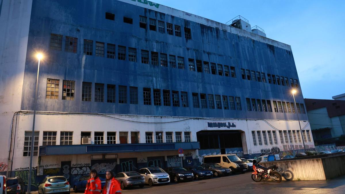 Dos mujeres que trabajan con las personas sin hogar, ante la nave de Pescanova.