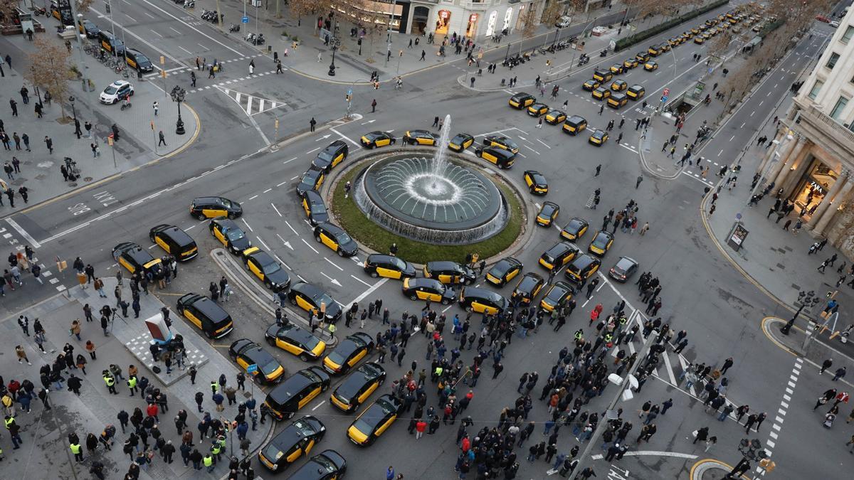 Los taxistas cortan la Gran Vía y el Paseo de Gracia durante una protesta, en una imagen de 2019