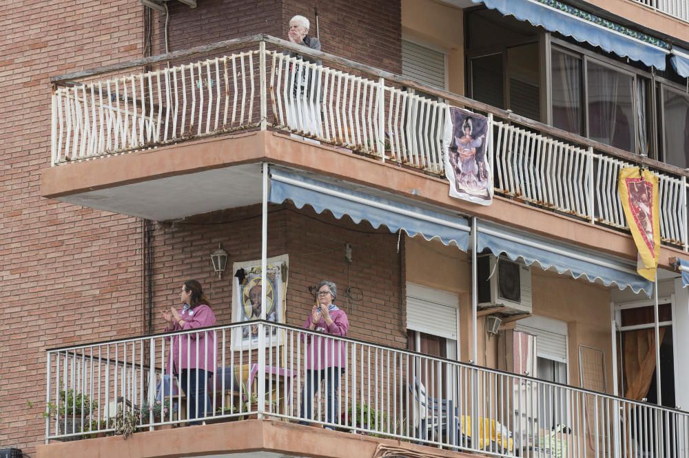 Los alicantinos reciben la bendición de la Santa Faz desde sus balcones