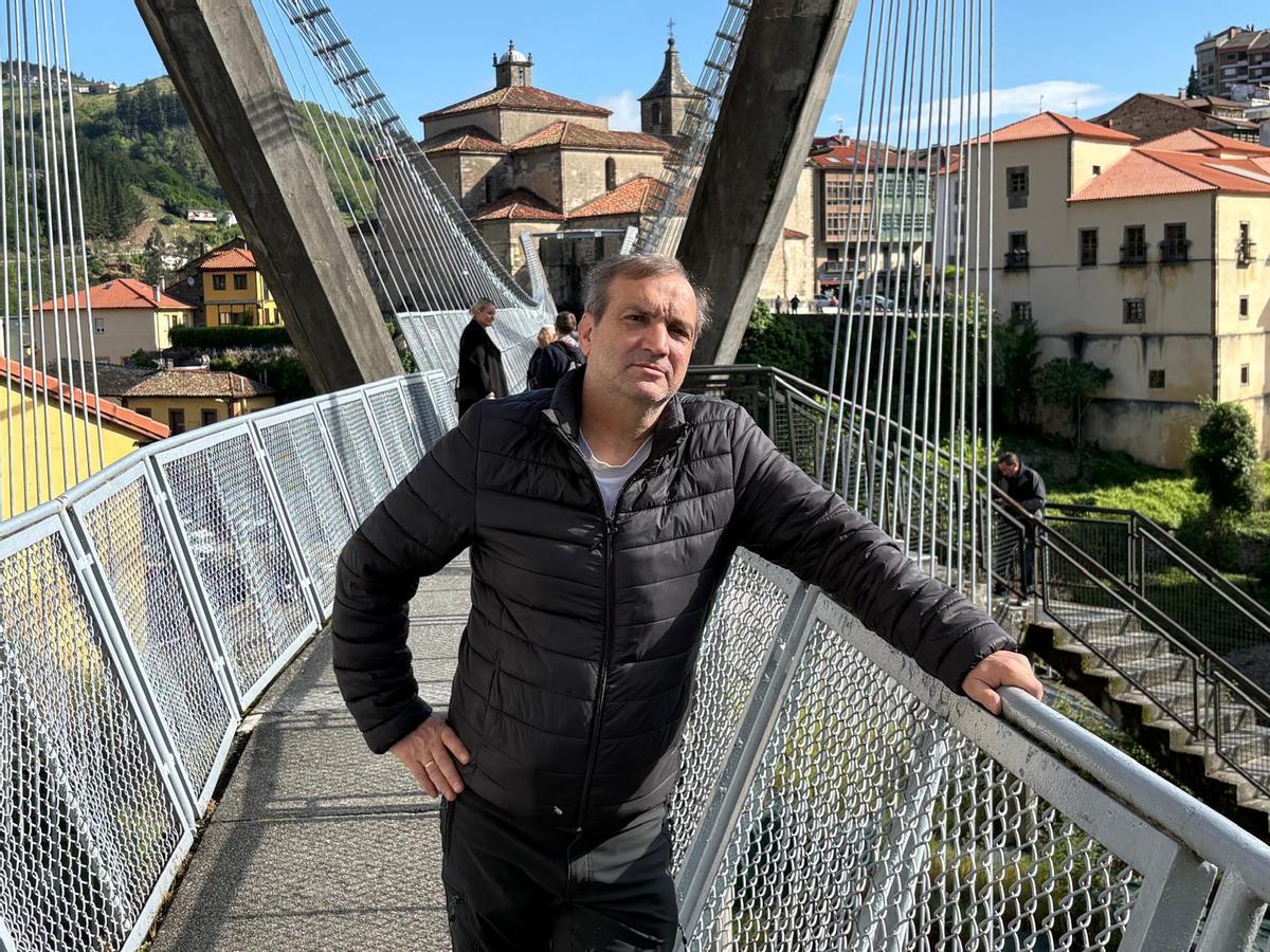 Falo González en el puente colgante de Cangas del Narcea, con la basílica al fondo.