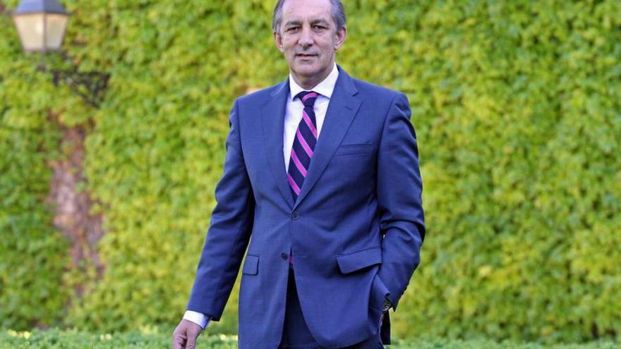 José Manuel Figueroa, responsable del PP en Vigo, posa en los jardines del Pazo de Castrelos. // Marta G. Brea