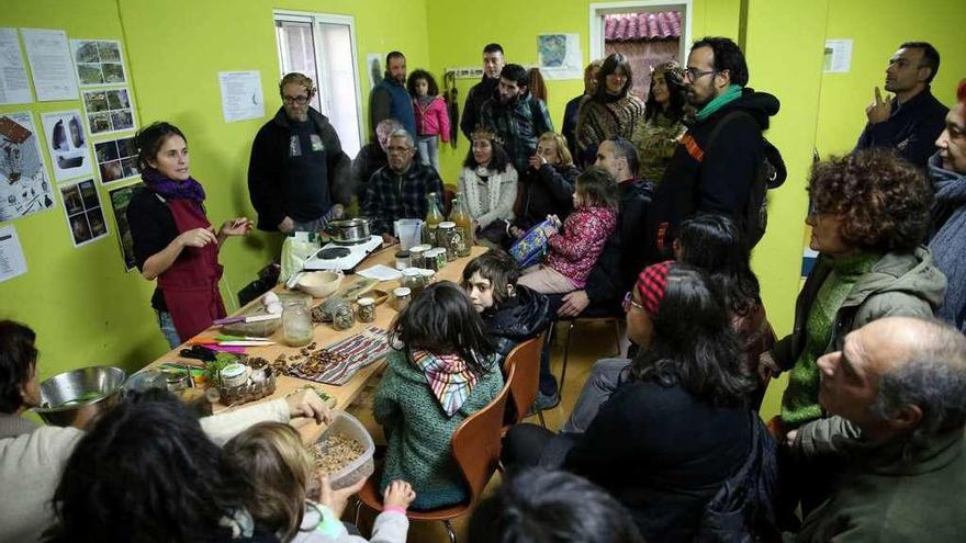 Miembros de Rexeneración Forestal do Val Miñor en el taller de cocina y degustación de bellotas desarrollado ayer en Chandebrito. // Marta G. Brea