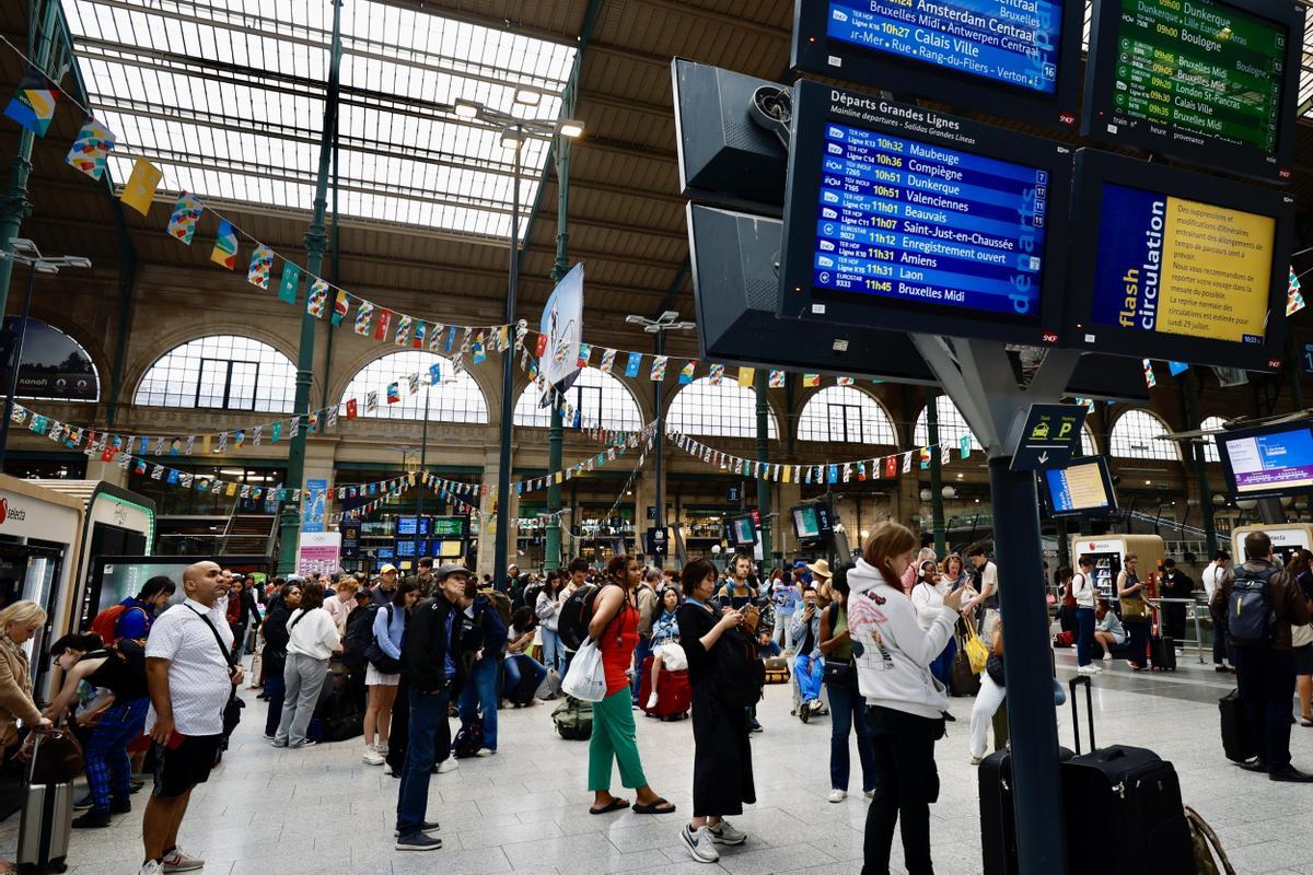 Paris (France), 26/07/2024.- Stranded passengers wait inside Gare du Nord station in Paris, France, 26 July 2024. Frances high speed rail network TGV was severely disrupted on 26 July following a massive attack, according to train operator SNCF, just hours before the opening ceremony of the Paris 2024 Olympic games. French Transport Minister Patrice Vergriete condemned these criminal actions saying that they would seriously disrupt traffic until this weekend. Around 800,000 passengers are expected to be affected over the weekend. (Francia) EFE/EPA/RITCHIE B. TONGO