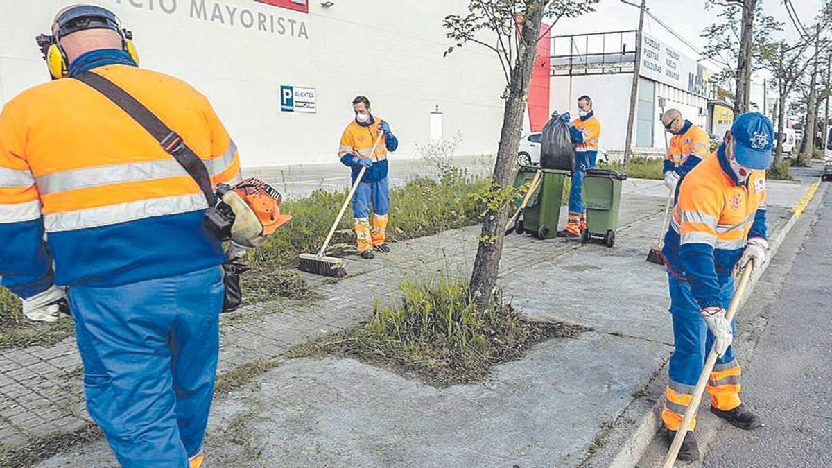 Trabajadores del servicio municipal de limpieza en una fotografía de archivo.