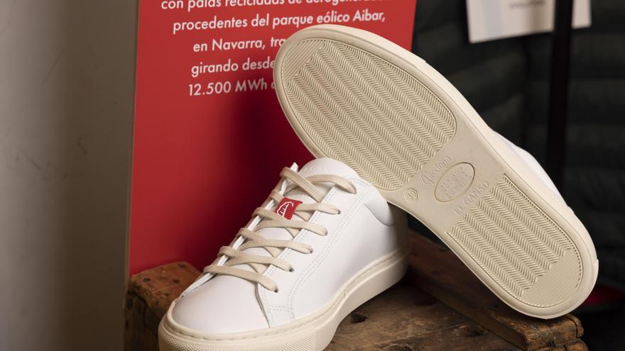 ACCIONA Energía y El Ganso lanzan las primeras zapatillas del mundo fabricadas con palas eólicas recicladas