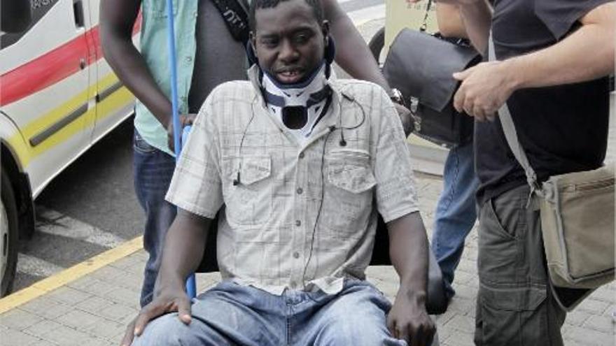 Diaye y su hermano tras abandonar el hospital de Manises.