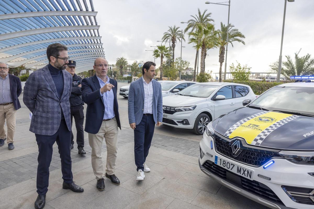 Presentación de los nuevos vehículos policiales en el paseo Vista Alegre de Torrevieja