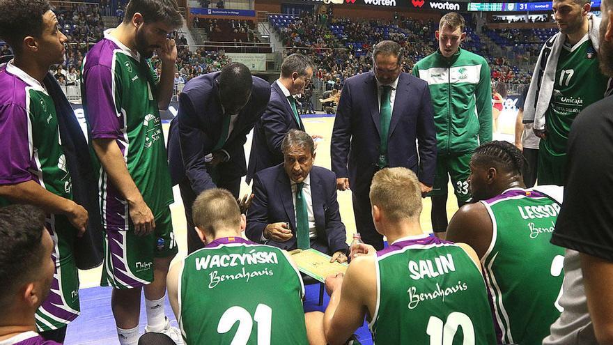 Luis Casimiro se dirige a sus jugadores en el Unicaja-Mornar.