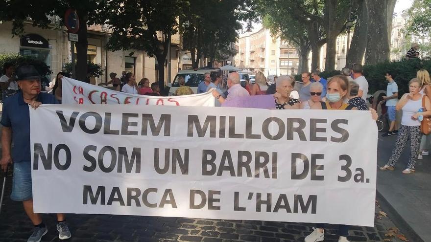 Els veïns de la Marca de l&#039;Ham de Figueres traslladen les mobilitzacions a la Rambla per reclamar &quot;seguretat al barri&quot;