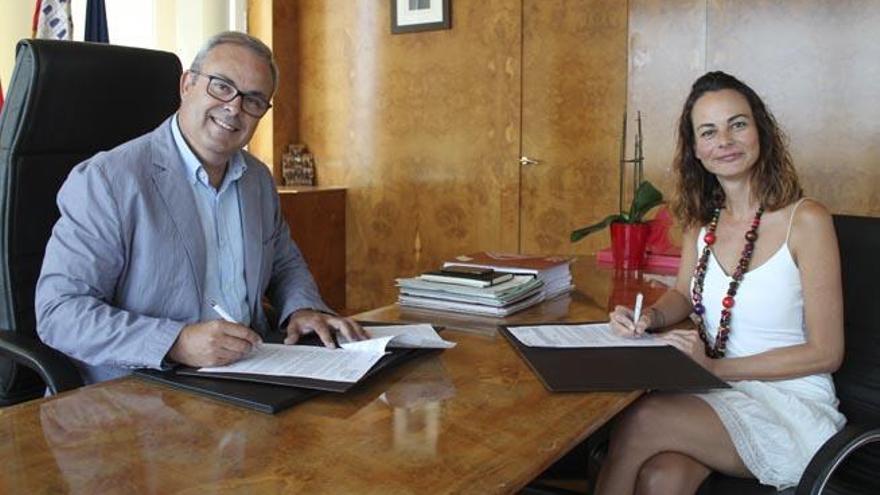 Vicent Torres y Lydia Jurado firman el convenio.