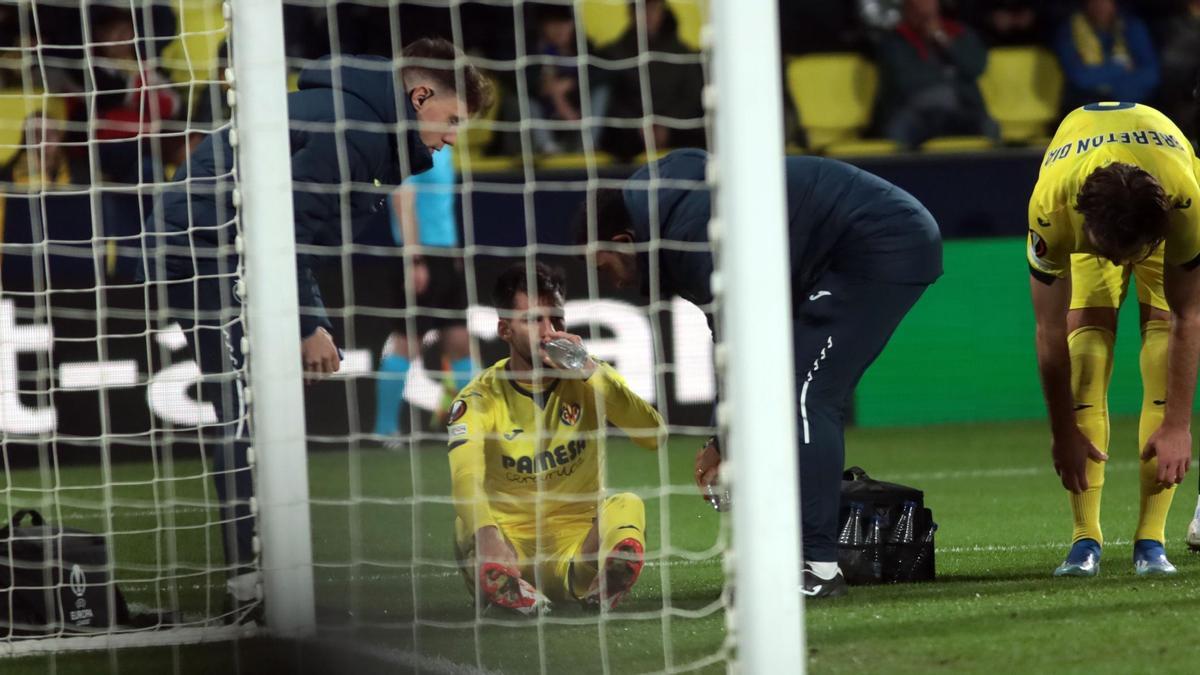 Álex Baena, tras recibir el golpe en la cara del portero antes de ser sustituido.