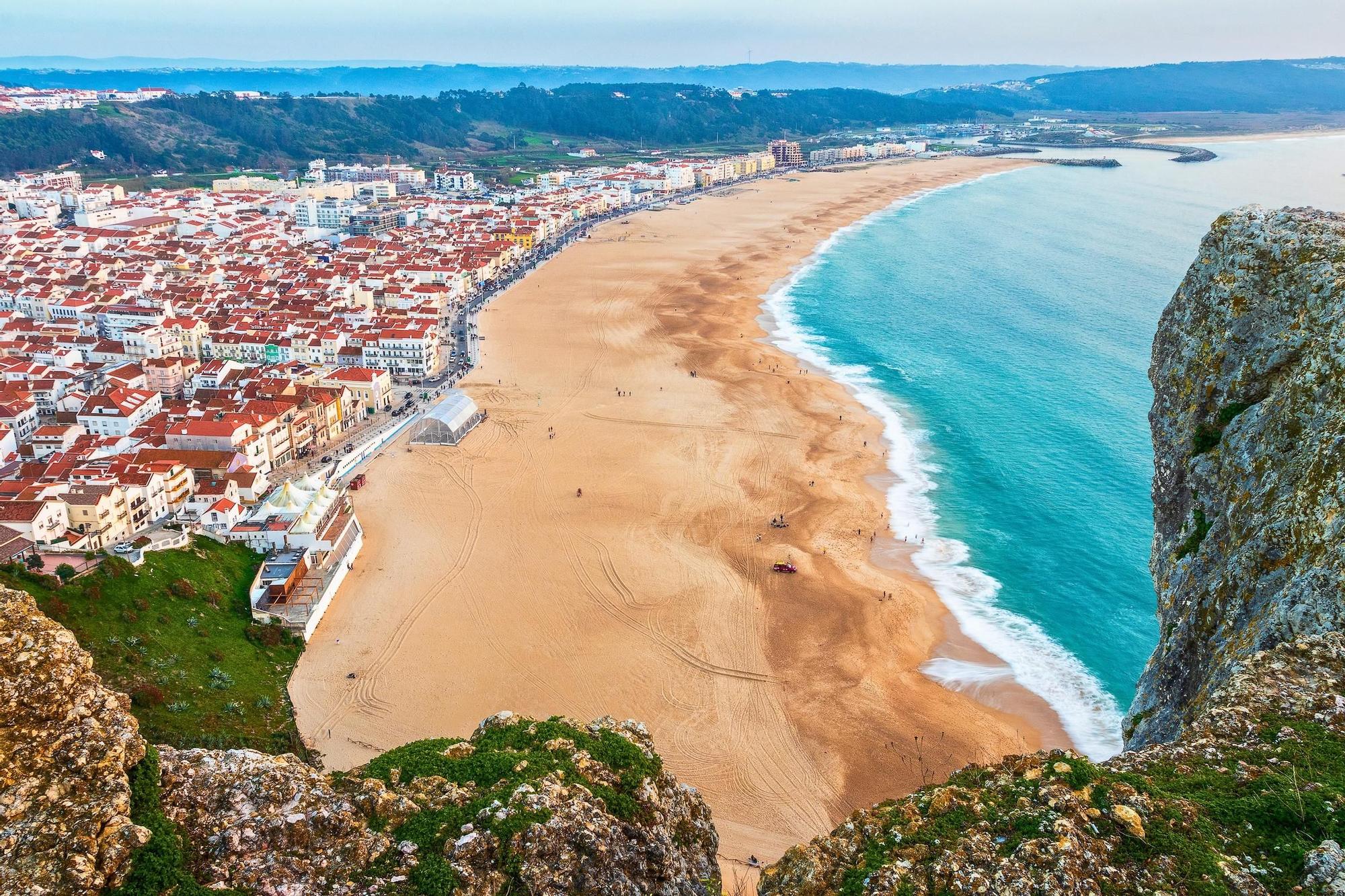 La playa con la ola más grande del mundo está a tiro de piedra de España: un pueblo pesquero con gastronomía fresca, una reserva natural y muchísimo color