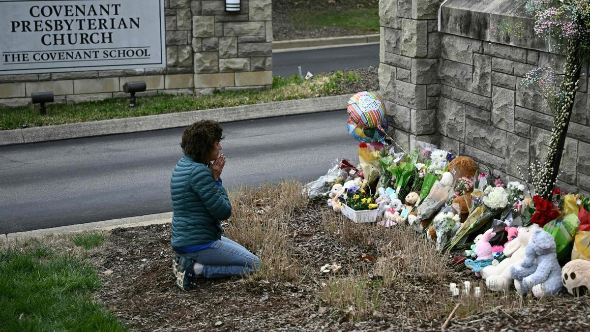 Una vecina de Nashville reza ante un memorial por las víctimas del tiroteo junto a la escuela Covenant, este martes.