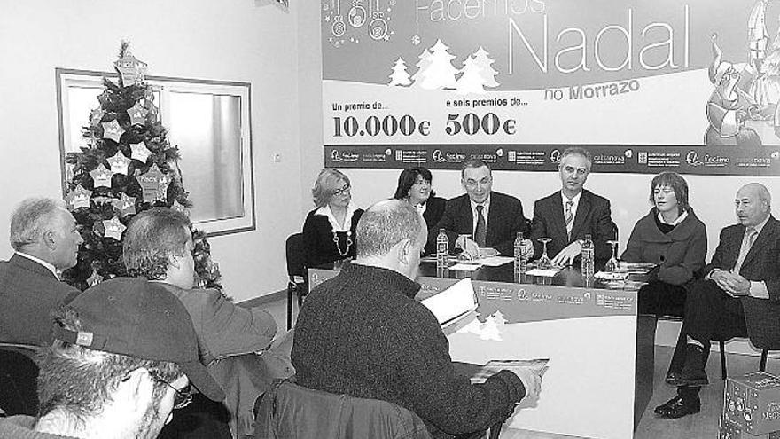 Directivos de Fecimo y Caixanova presentaron ayer la campaña en la sede de los comerciantes