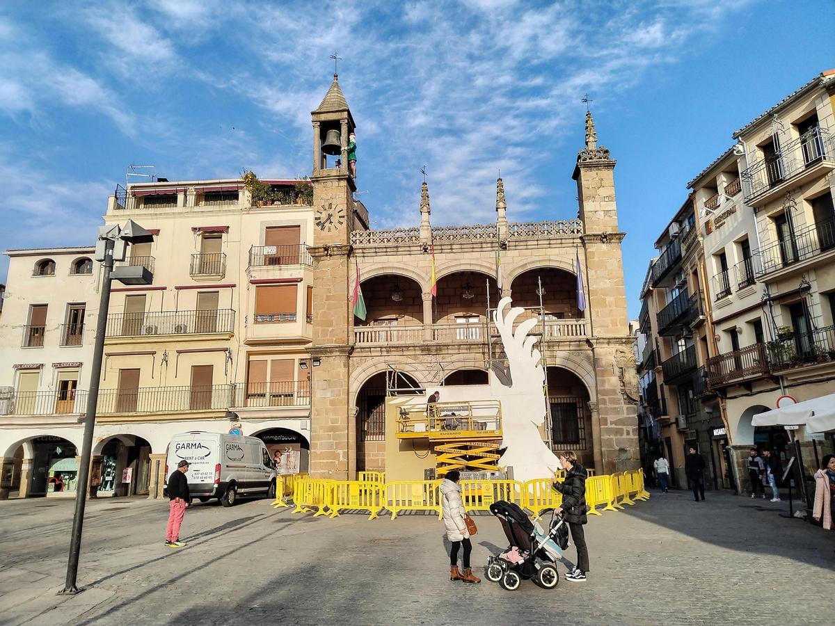 Montaje de la estructura para el mural de Brea en Plasencia por ArteFIO.