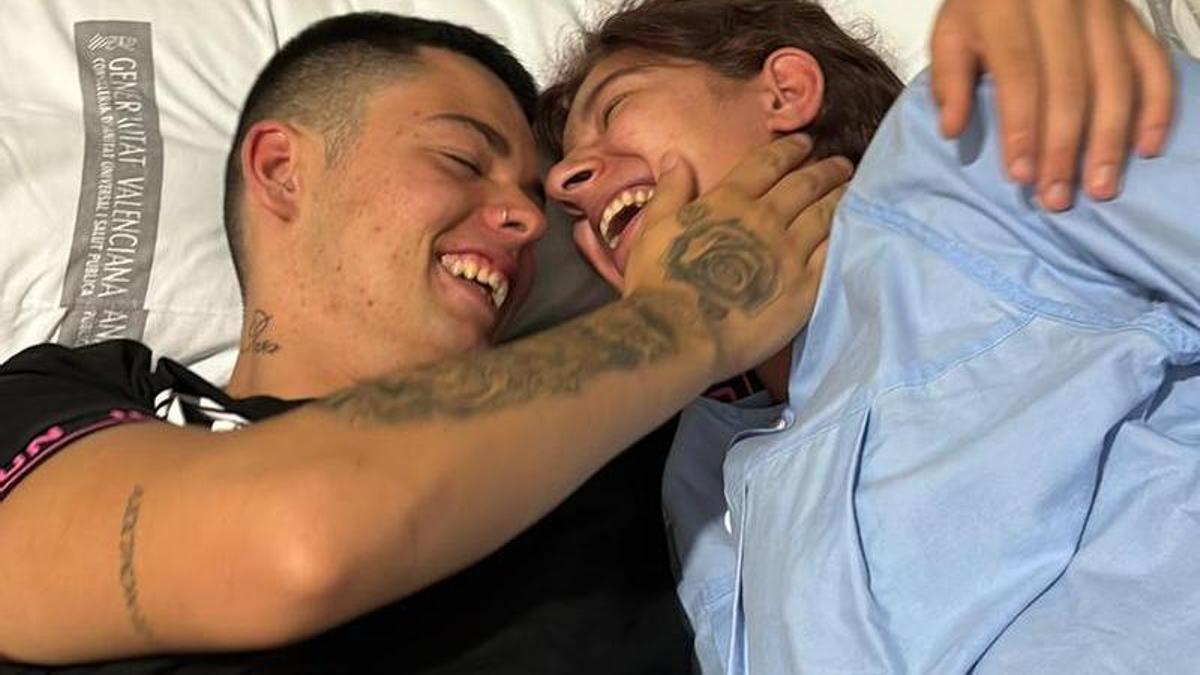 Carlos y Andrea, en el hospital de Gandia tras el parto.