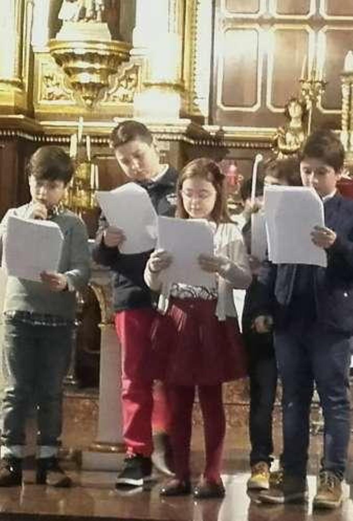 Lectura del pregón de Navidad en la iglesia de Candás.