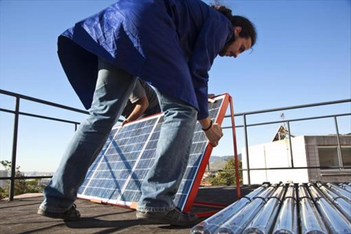 Un operario instala una placa solar técnica en Santa Coloma de Gramenet. Un operario instala una placa solar técnica en Santa Coloma de Gramenet.