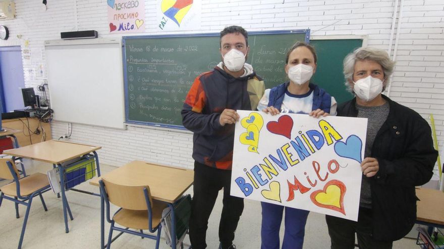 Equipo directivo del CEIP San Juan de la Cruz con el cartel de bienvenida para Mila.
