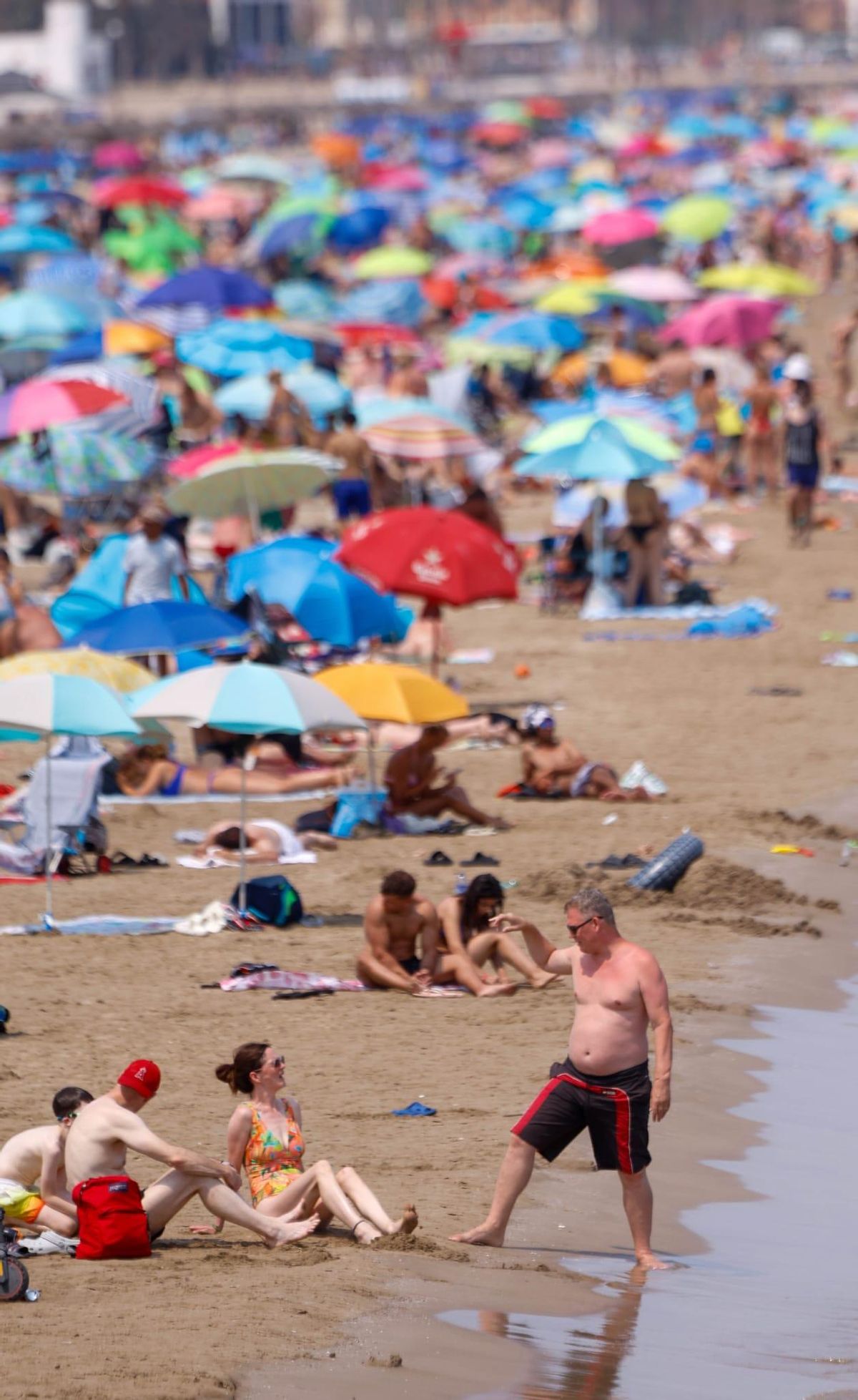 Las playas se llenan para sobrevivir a la ola de calor