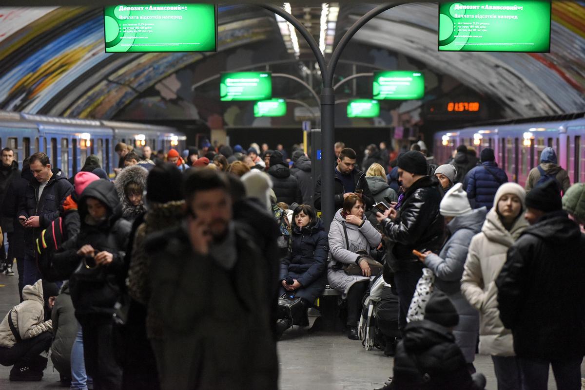 El metro de Kiev, refugio durante las alertas de ataques aéreos