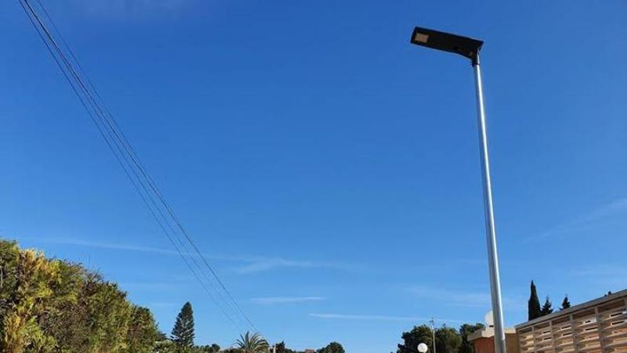 El balance de las luminarias solares en urbanizaciones de Calp: 20 robadas y 32 no funcionan bien
