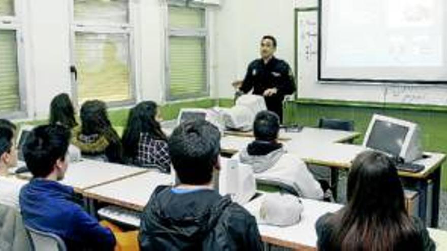 Charla en el IES Al-Qázeres sobre el empleo de las redes sociales